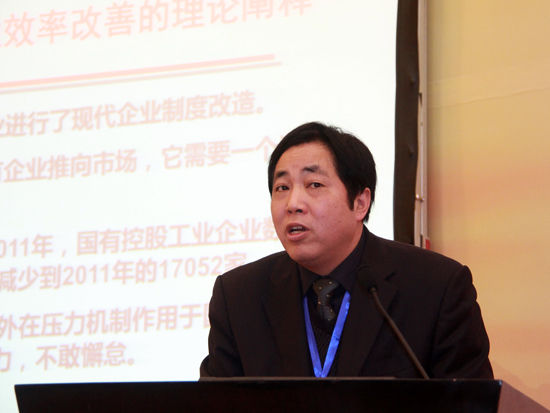 由国务院国资委电竞博彩平台主办的首届国企改革发展前沿论坛于2014年12月27日-28日在广州举行,此次论坛主题为“国际视野下的中国国有企业:新常态、新方向、新责任”。上图为合法的电竞博彩平台
执行院长洪功翔。(图片来源:新浪财经 刘海伟 摄)